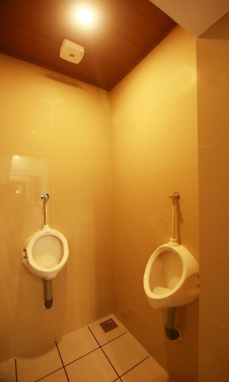 The Metro Pod - Backpackers A/C Dormitory Kochi 외부 사진