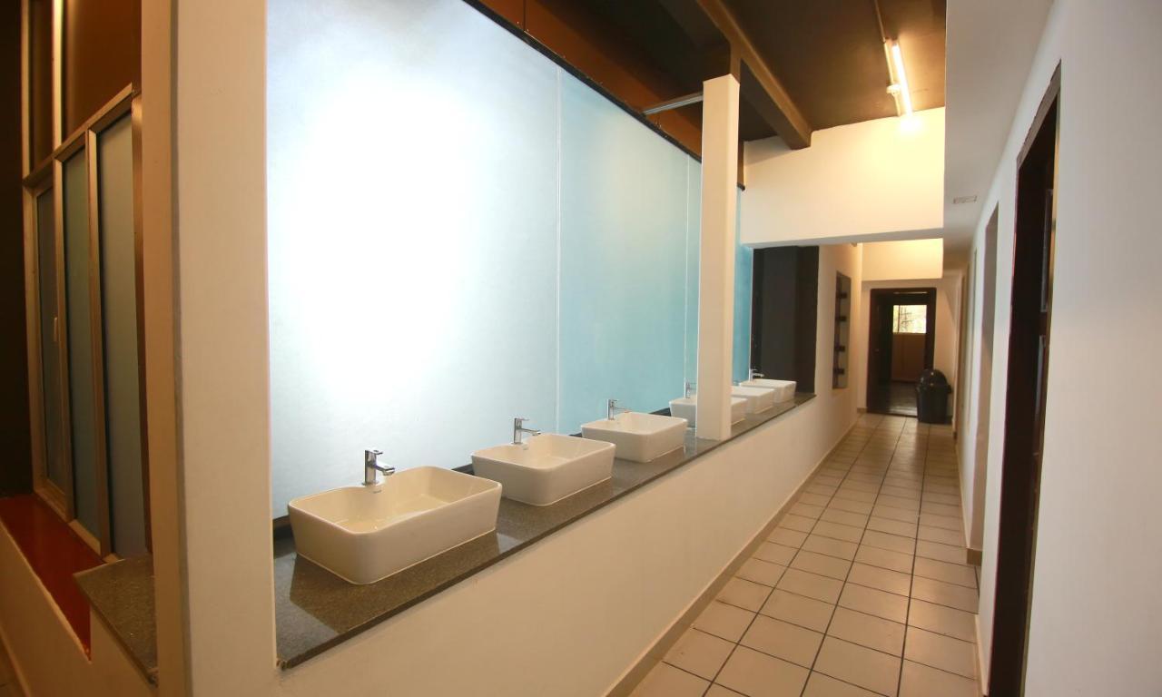 The Metro Pod - Backpackers A/C Dormitory Kochi 외부 사진