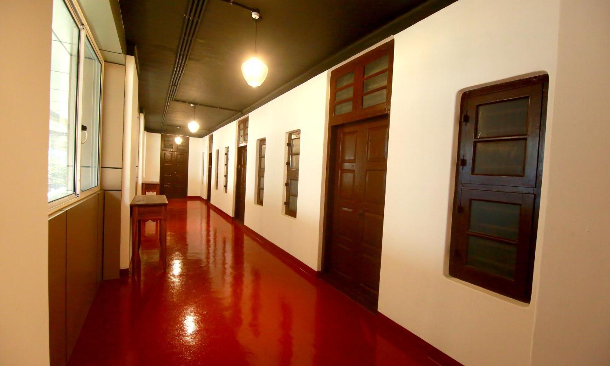 The Metro Pod - Backpackers A/C Dormitory Kochi 외부 사진