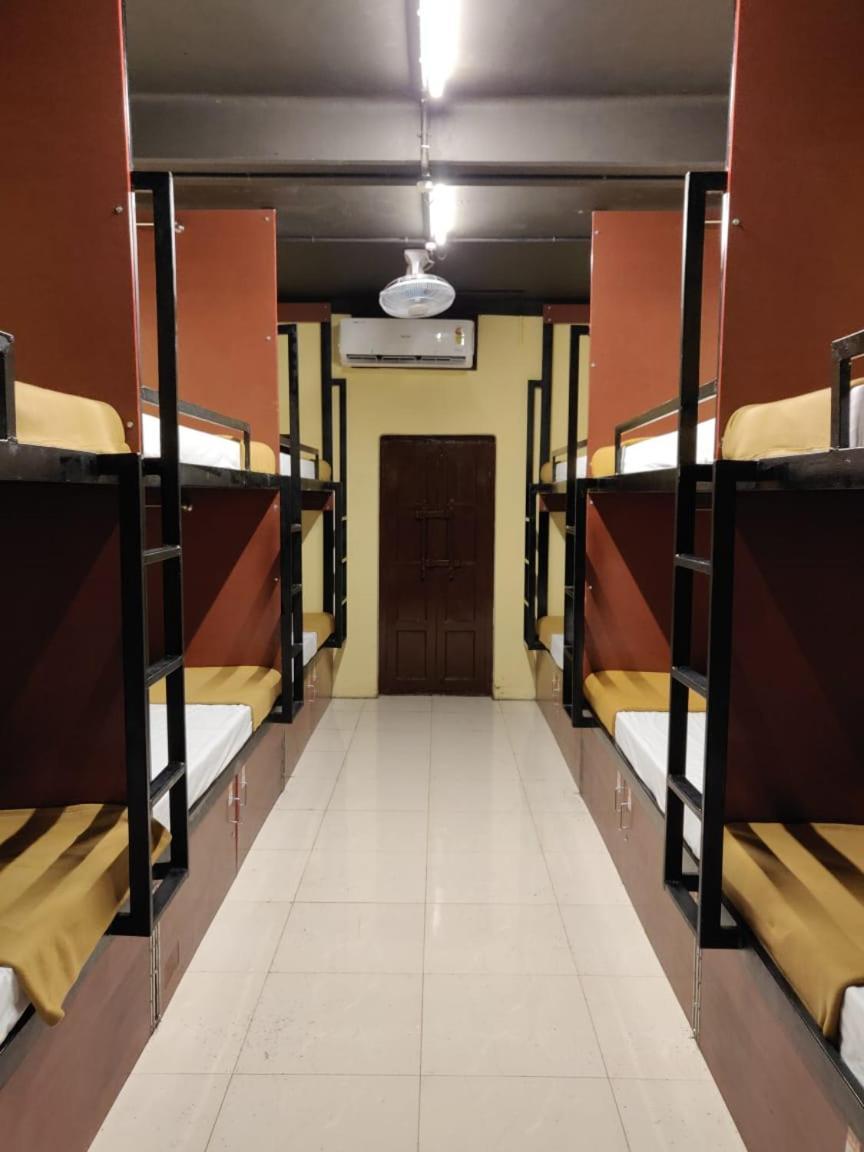 The Metro Pod - Backpackers A/C Dormitory Kochi 외부 사진