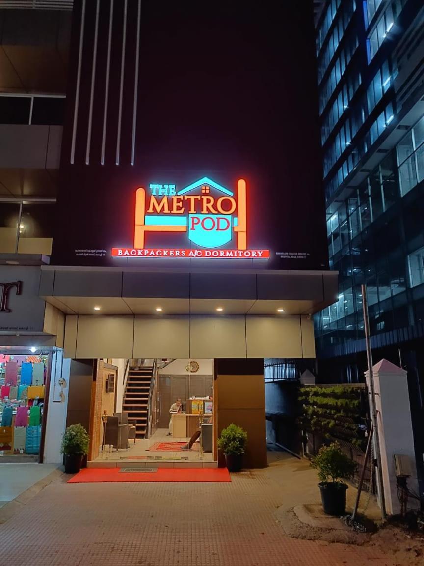 The Metro Pod - Backpackers A/C Dormitory Kochi 외부 사진