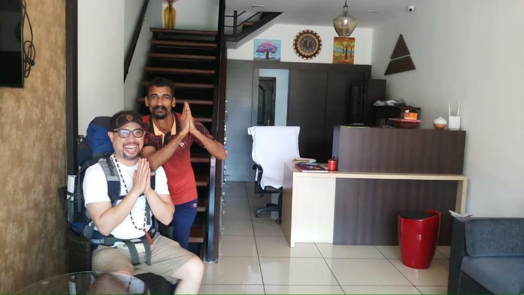 The Metro Pod - Backpackers A/C Dormitory Kochi 외부 사진