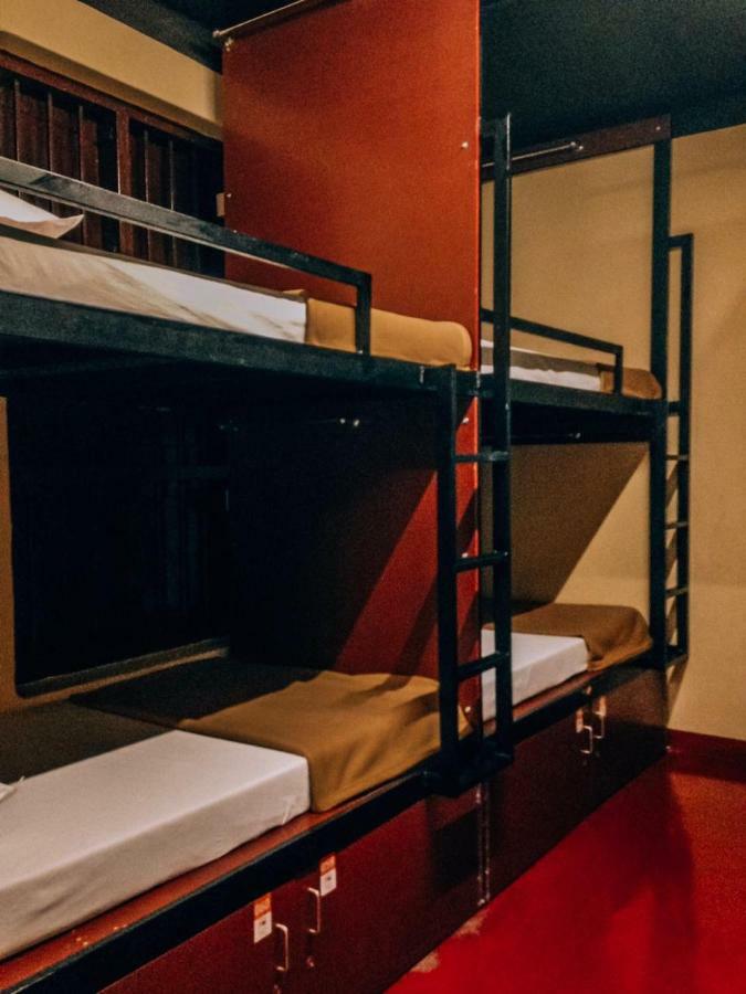 The Metro Pod - Backpackers A/C Dormitory Kochi 외부 사진