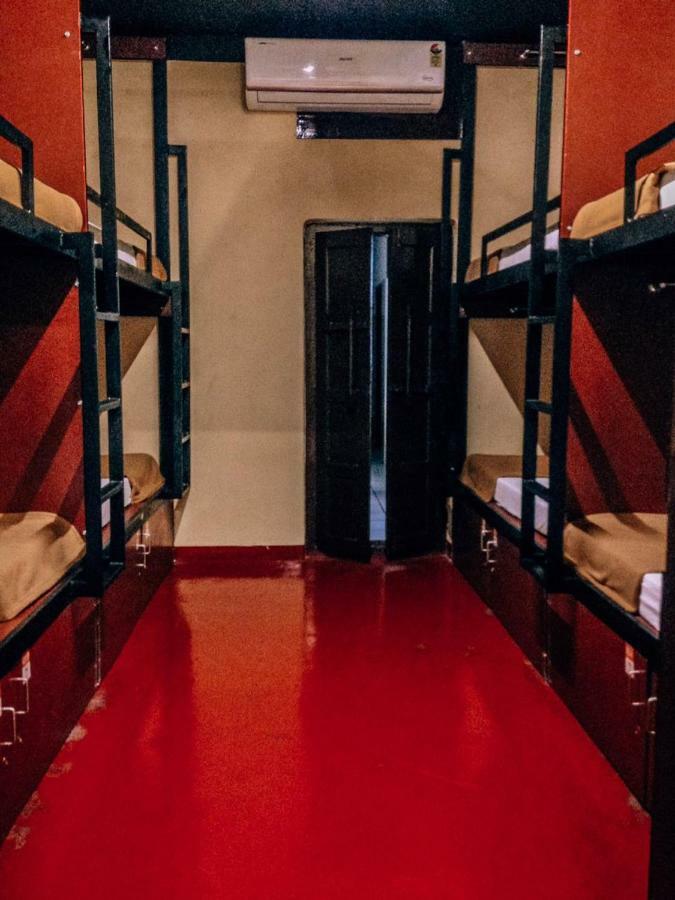 The Metro Pod - Backpackers A/C Dormitory Kochi 외부 사진
